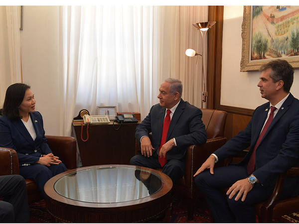 Premierminister Benjamin Netanyahu und Wirtschafts- und Industrieminister Eli Cohen mit der Handelsministerin der Republik Korea Yoo Myung-hee